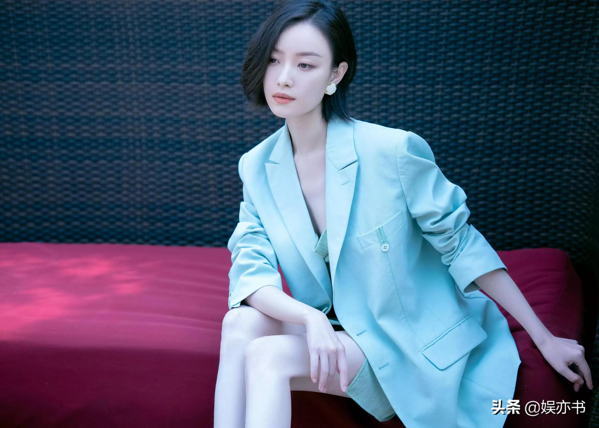 倪妮短发薄荷绿套装肤白貌美温柔与利落并存