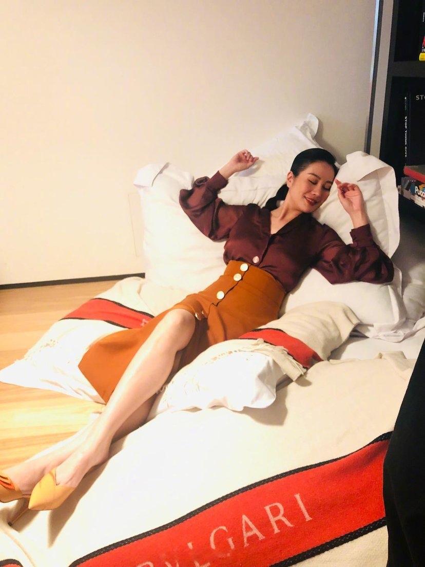 叶璇真有骨感美！身穿黑色深v连衣裙内搭白色上衣，高级感爆棚