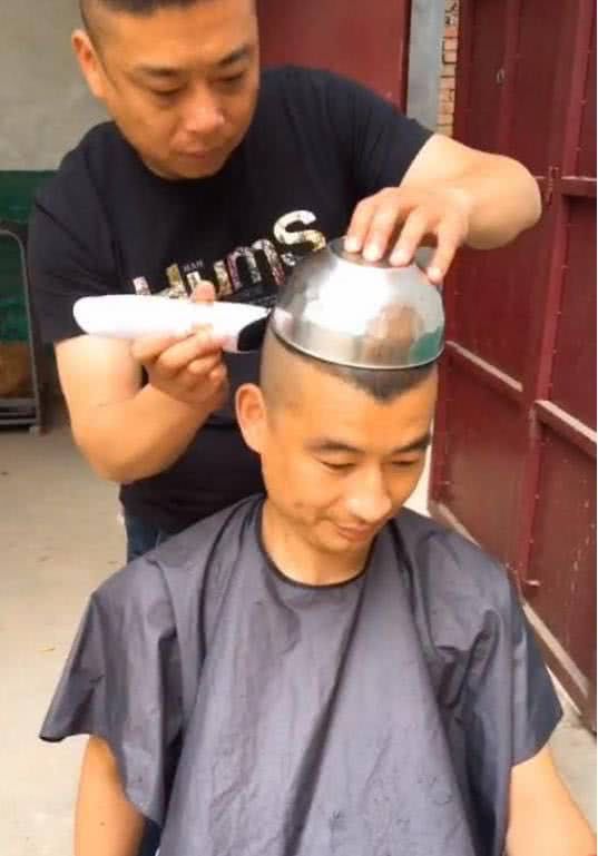 男子在家给人剃头,看到他的工具都乐了,最后发型大家点赞