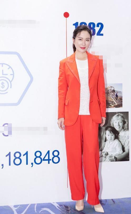 叶璇真有骨感美！身穿黑色深v连衣裙内搭白色上衣，高级感爆棚