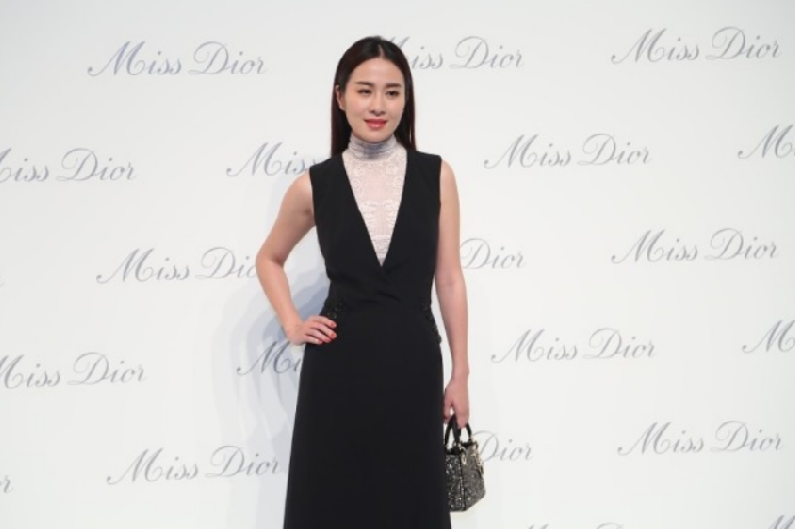 叶璇真有骨感美！身穿黑色深v连衣裙内搭白色上衣，高级感爆棚