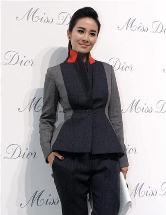 叶璇真有骨感美！身穿黑色深v连衣裙内搭白色上衣，高级感爆棚