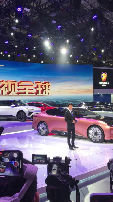 今天上午，撒贝宁亮相上海车展，主持恒大汽车上海车展新闻发布会