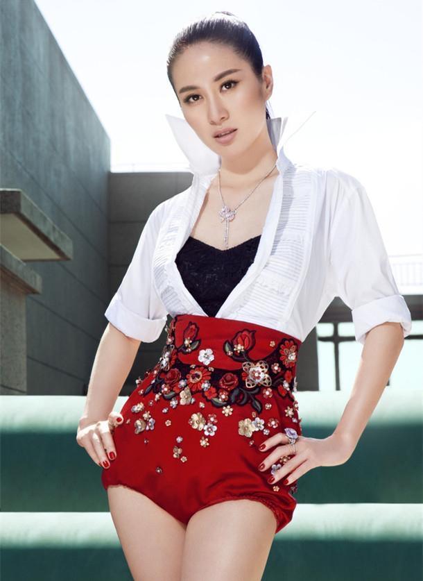 叶璇真有骨感美！身穿黑色深v连衣裙内搭白色上衣，高级感爆棚