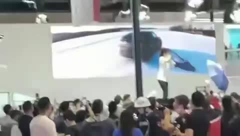 每年车展都得有几个维权事件，特斯拉展台这是怎么了？