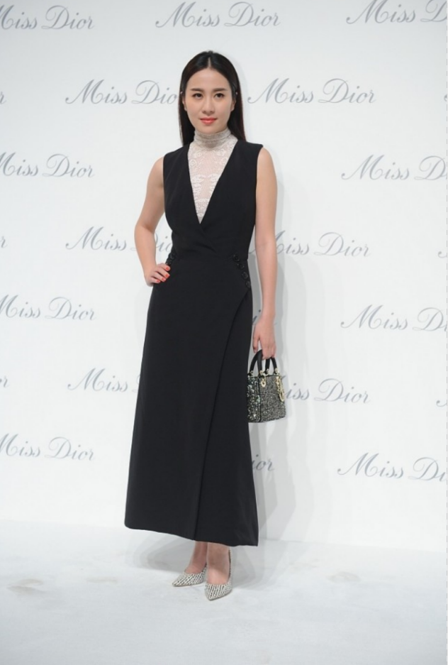 叶璇真有骨感美！身穿黑色深v连衣裙内搭白色上衣，高级感爆棚