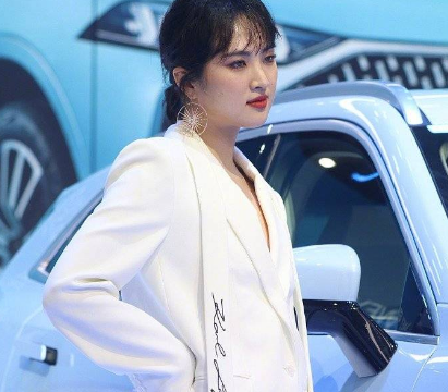 姚安娜亮相上海车展，略显高冷。