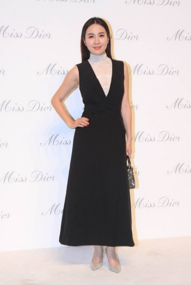 叶璇真有骨感美！身穿黑色深v连衣裙内搭白色上衣，高级感爆棚