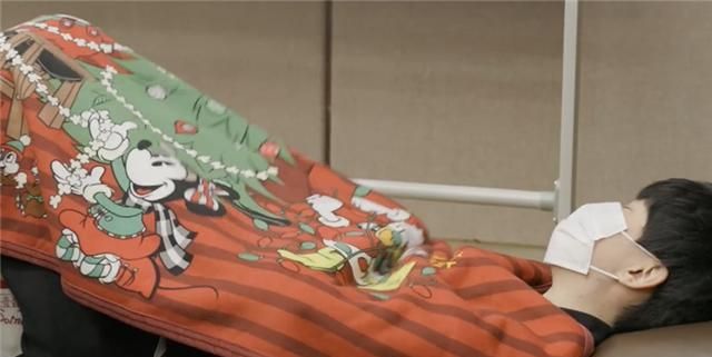 doinb赛后看医生?难怪赛前视频里,他只能盖毯子躺在休息室地上休闲区蓝鸢梦想 - Www.slyday.coM doinb赛后看医生?难怪赛前视频里,他只能盖毯子躺在休息室地上休闲区蓝鸢梦想 - Www.slyday.coM