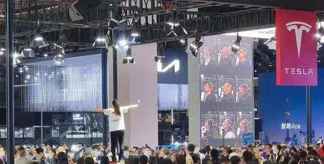 深度解读上海车展维权:是女车主过激 还是特斯拉傲慢?休闲区蓝鸢梦想 - Www.slyday.coM 深度解读上海车展维权:是女车主过激 还是特斯拉傲慢?休闲区蓝鸢梦想 - Www.slyday.coM