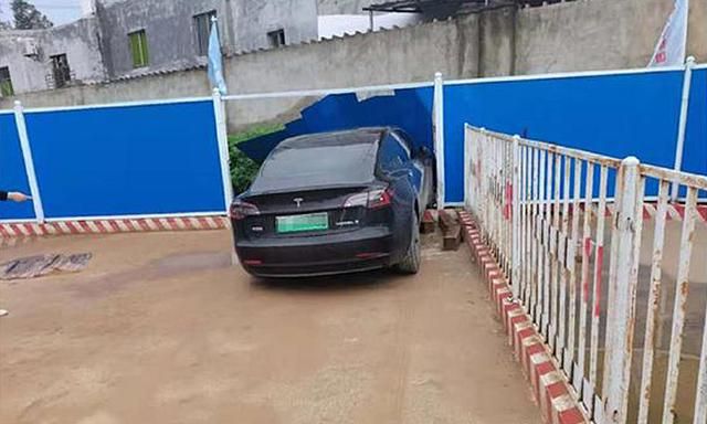 深度解读上海车展维权:是女车主过激 还是特斯拉傲慢?休闲区蓝鸢梦想 - Www.slyday.coM 深度解读上海车展维权:是女车主过激 还是特斯拉傲慢?休闲区蓝鸢梦想 - Www.slyday.coM