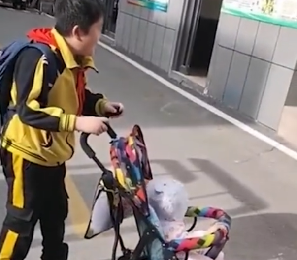 哥哥推婴儿车跟同学“炫耀”妹妹火了，网友：真是妥妥的炫妹狂魔