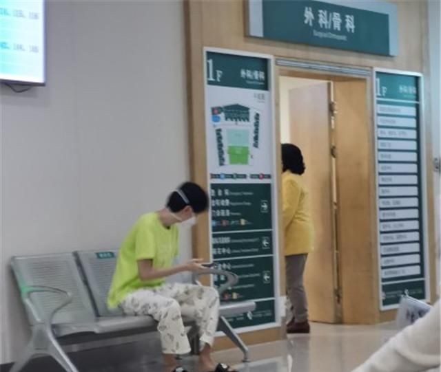 doinb赛后看医生?难怪赛前视频里,他只能盖毯子躺在休息室地上休闲区蓝鸢梦想 - Www.slyday.coM doinb赛后看医生?难怪赛前视频里,他只能盖毯子躺在休息室地上休闲区蓝鸢梦想 - Www.slyday.coM