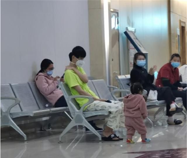 doinb赛后看医生?难怪赛前视频里,他只能盖毯子躺在休息室地上休闲区蓝鸢梦想 - Www.slyday.coM doinb赛后看医生?难怪赛前视频里,他只能盖毯子躺在休息室地上休闲区蓝鸢梦想 - Www.slyday.coM