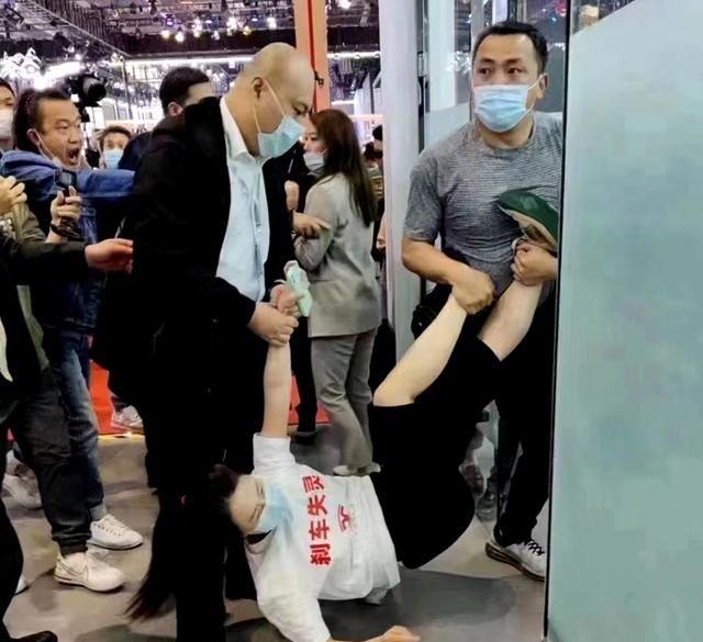 深度解读上海车展维权:是女车主过激 还是特斯拉傲慢?休闲区蓝鸢梦想 - Www.slyday.coM 深度解读上海车展维权:是女车主过激 还是特斯拉傲慢?休闲区蓝鸢梦想 - Www.slyday.coM