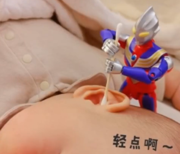 孩子百天，宝妈拍摄“奥特曼带娃”照走红，网友：给自家娃来一套