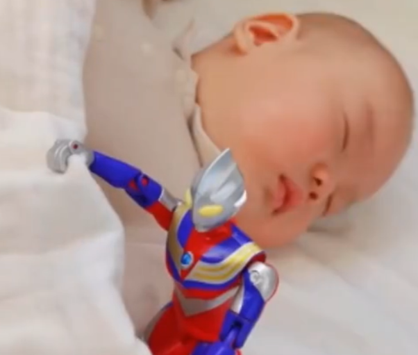 孩子百天，宝妈拍摄“奥特曼带娃”照走红，网友：给自家娃来一套