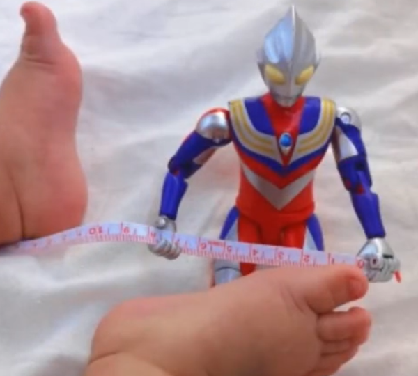 孩子百天，宝妈拍摄“奥特曼带娃”照走红，网友：给自家娃来一套