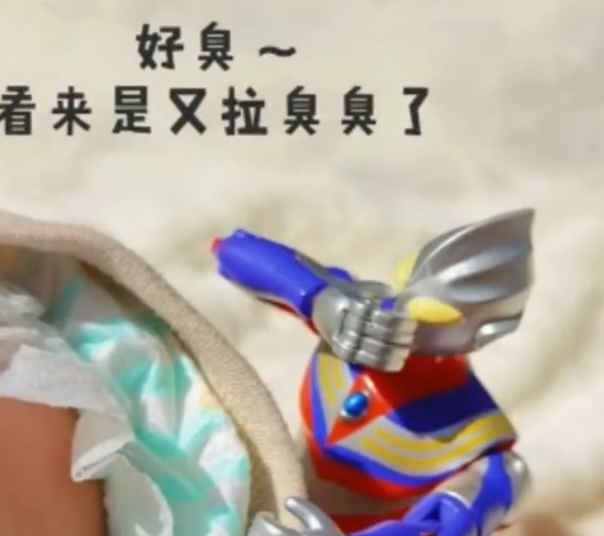 孩子百天，宝妈拍摄“奥特曼带娃”照走红，网友：给自家娃来一套