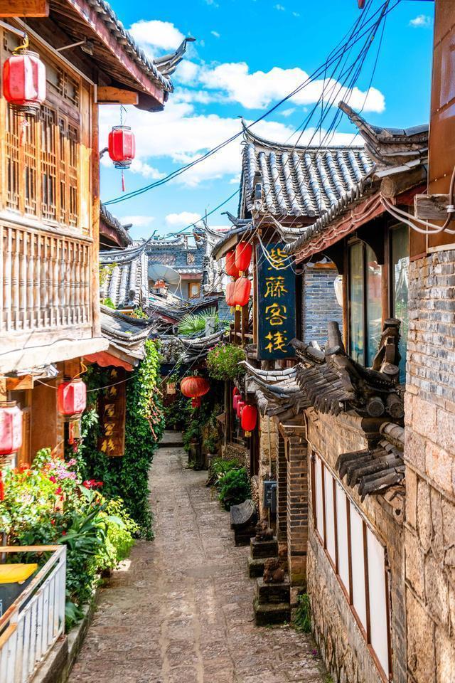 束河一个高峰之下的村寨，四季都很美，是云南超值得打卡的文艺地