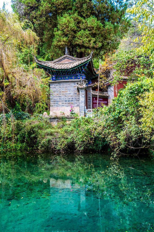 束河一个高峰之下的村寨，四季都很美，是云南超值得打卡的文艺地