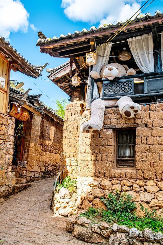 束河一个高峰之下的村寨，四季都很美，是云南超值得打卡的文艺地