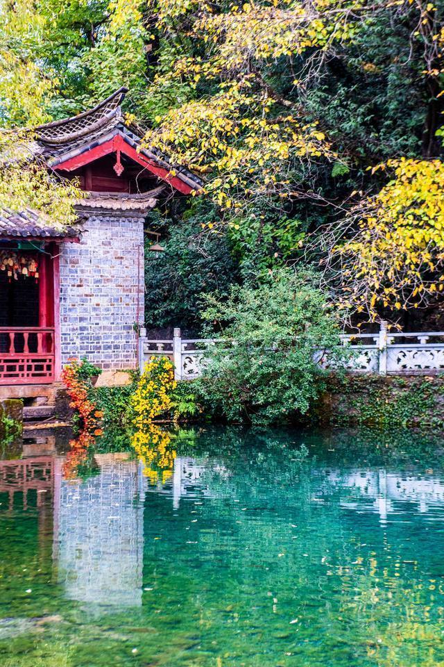 束河一个高峰之下的村寨，四季都很美，是云南超值得打卡的文艺地