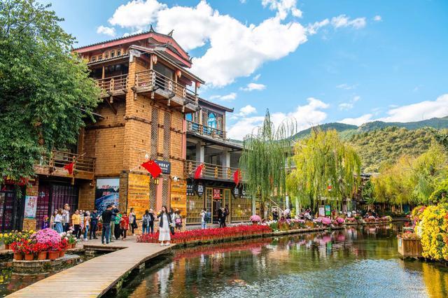 束河一个高峰之下的村寨，四季都很美，是云南超值得打卡的文艺地