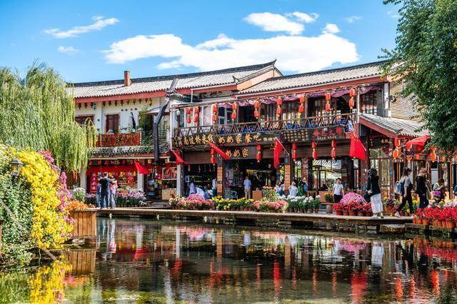 束河一个高峰之下的村寨，四季都很美，是云南超值得打卡的文艺地