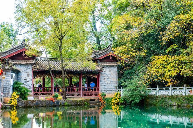 束河一个高峰之下的村寨，四季都很美，是云南超值得打卡的文艺地