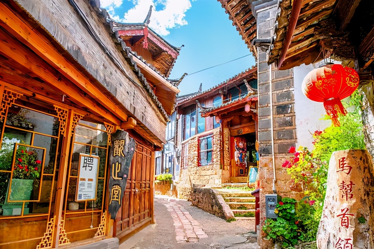 束河一个高峰之下的村寨，四季都很美，是云南超值得打卡的文艺地