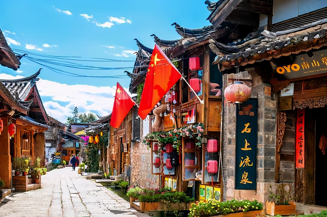 束河一个高峰之下的村寨，四季都很美，是云南超值得打卡的文艺地