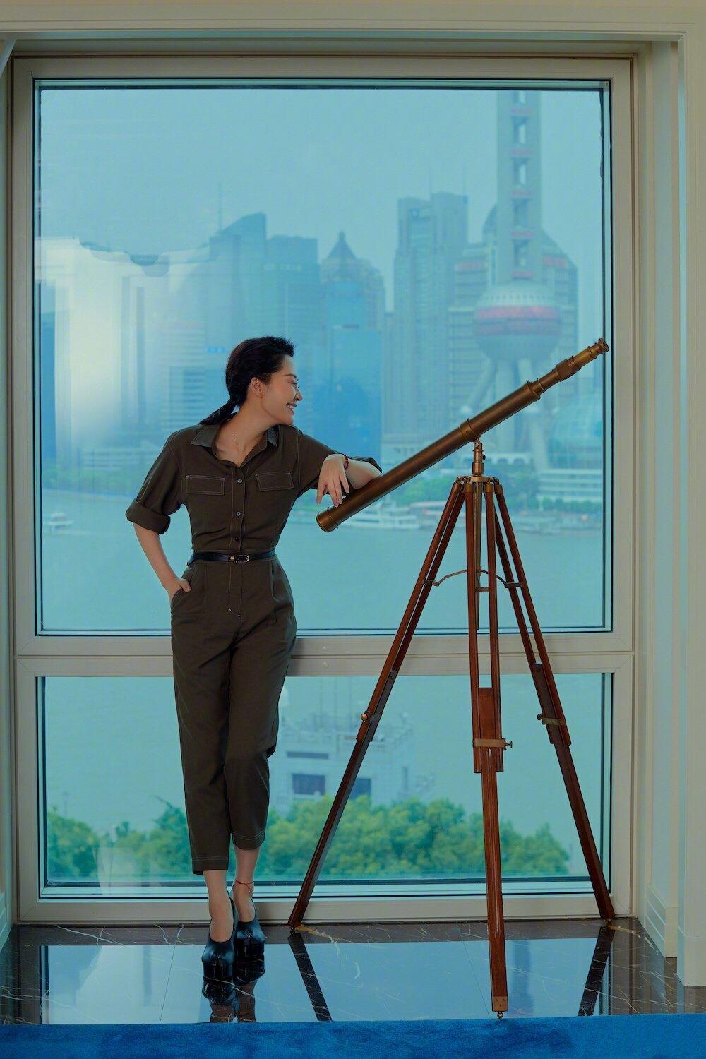 周迅46岁依旧很嫩，穿黑白拼接连体裤减龄大气，干净利落好有灵气