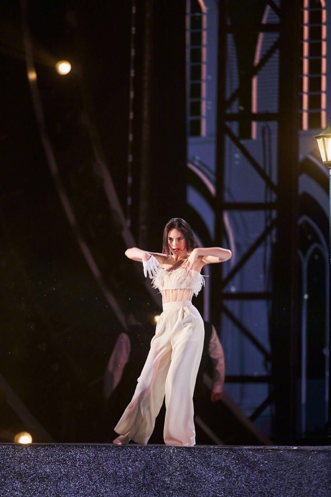 周迅46岁依旧很嫩，穿黑白拼接连体裤减龄大气，干净利落好有灵气