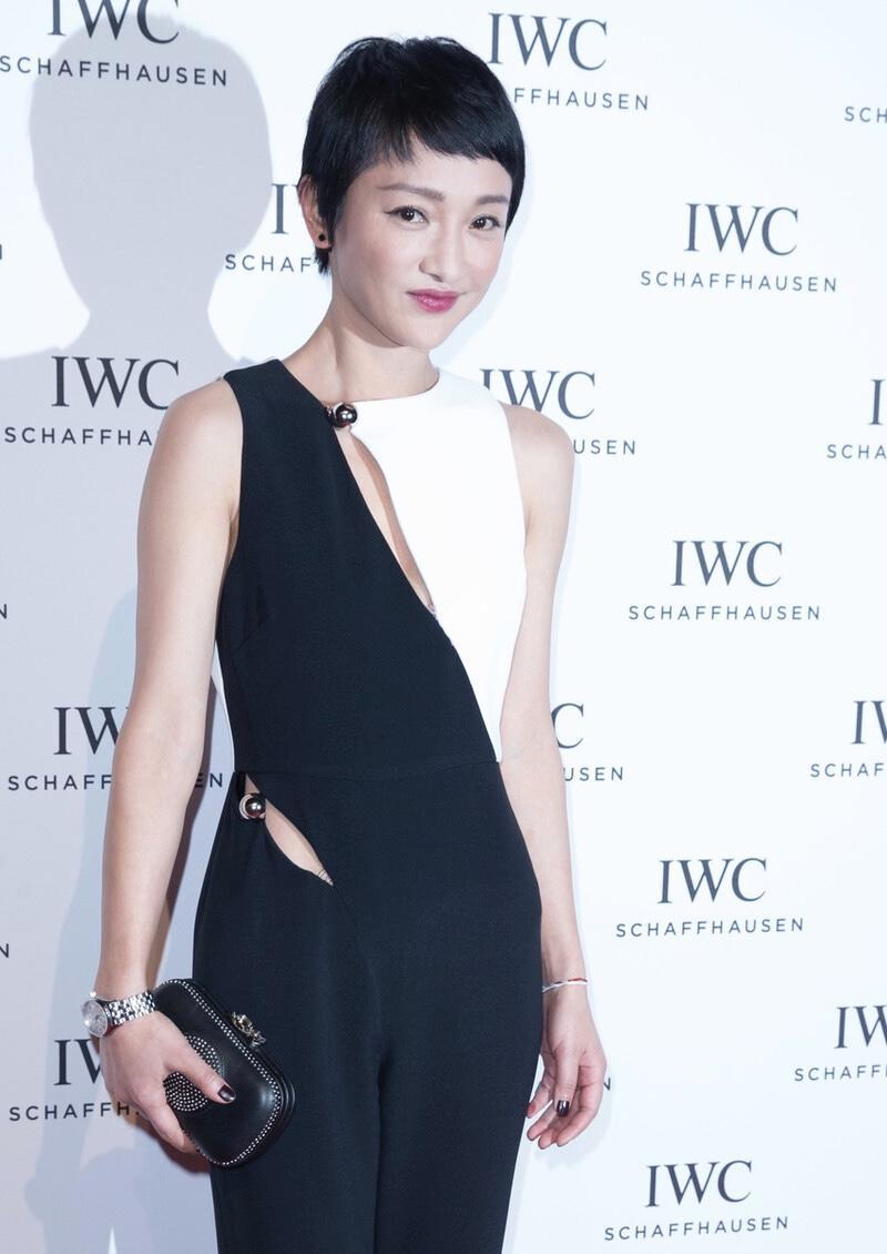 周迅46岁依旧很嫩，穿黑白拼接连体裤减龄大气，干净利落好有灵气