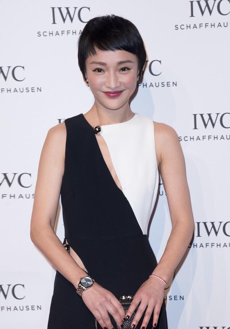 周迅46岁依旧很嫩，穿黑白拼接连体裤减龄大气，干净利落好有灵气