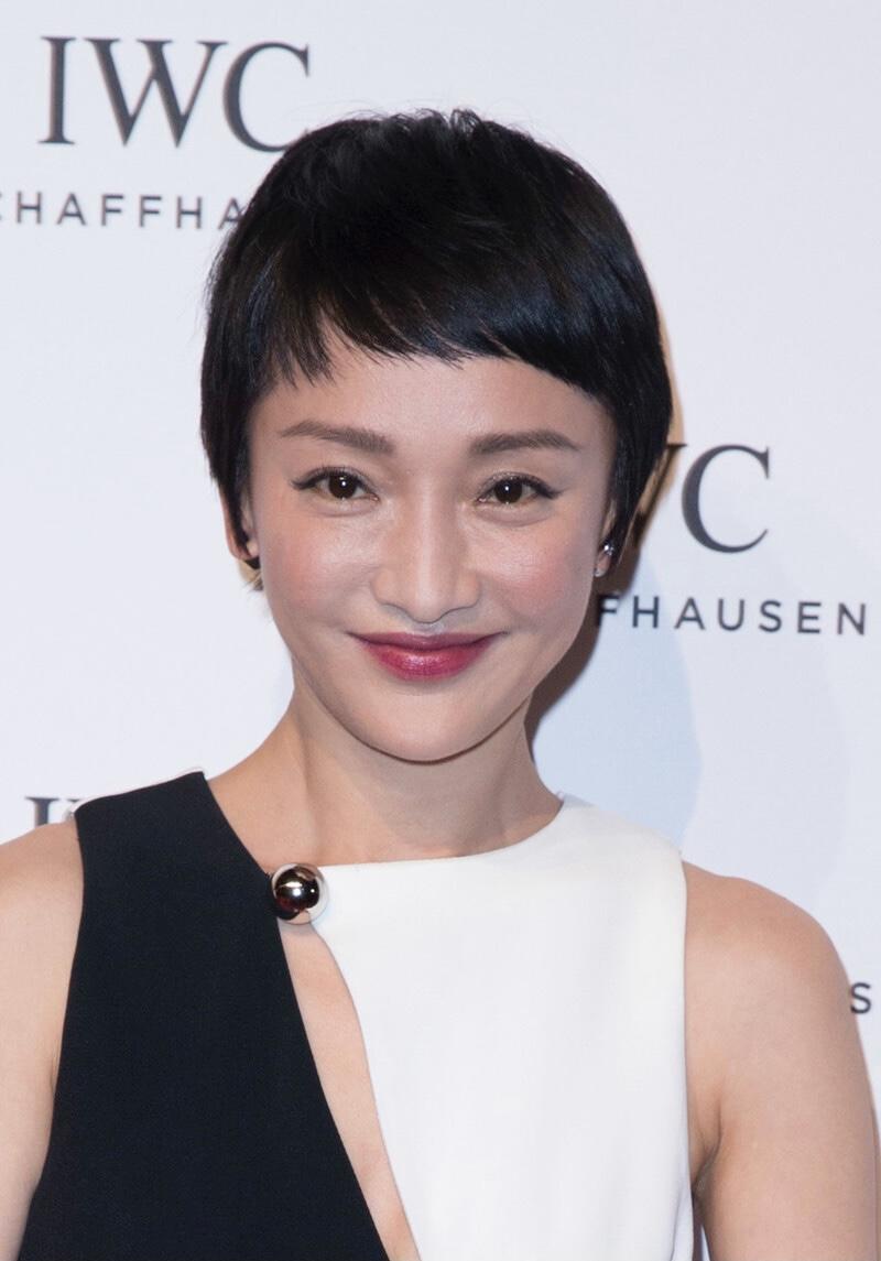 周迅46岁依旧很嫩，穿黑白拼接连体裤减龄大气，干净利落好有灵气