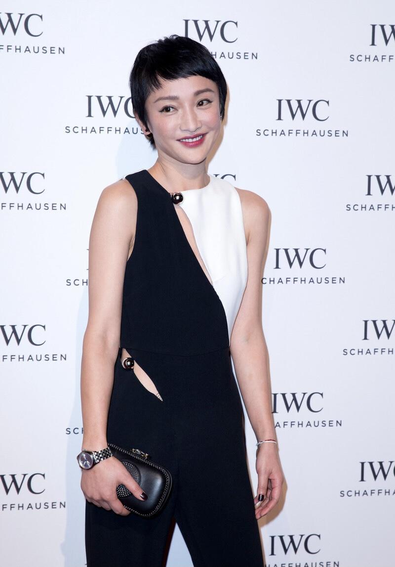 周迅46岁依旧很嫩，穿黑白拼接连体裤减龄大气，干净利落好有灵气