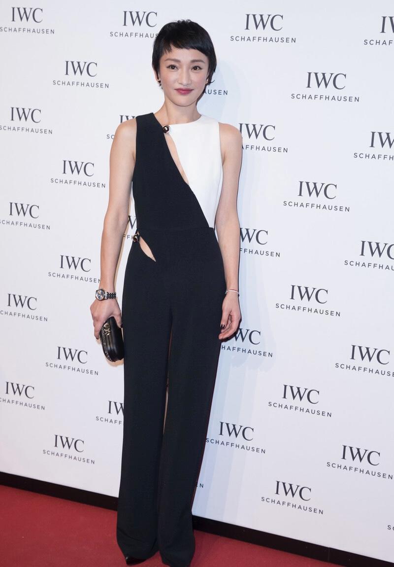 周迅46岁依旧很嫩，穿黑白拼接连体裤减龄大气，干净利落好有灵气