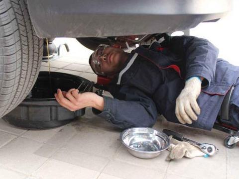 给车子换机油就是保养？老司机：不换这4个零件，吃亏的就是你