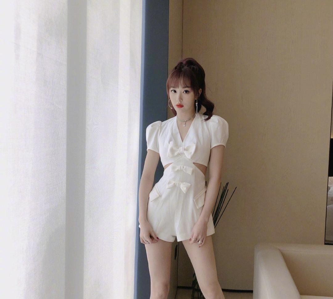 周迅46岁依旧很嫩，穿黑白拼接连体裤减龄大气，干净利落好有灵气