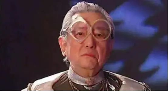 还保持着对表演的热爱,正因为他的那份热爱才塑造了经典的老顽童爷爷