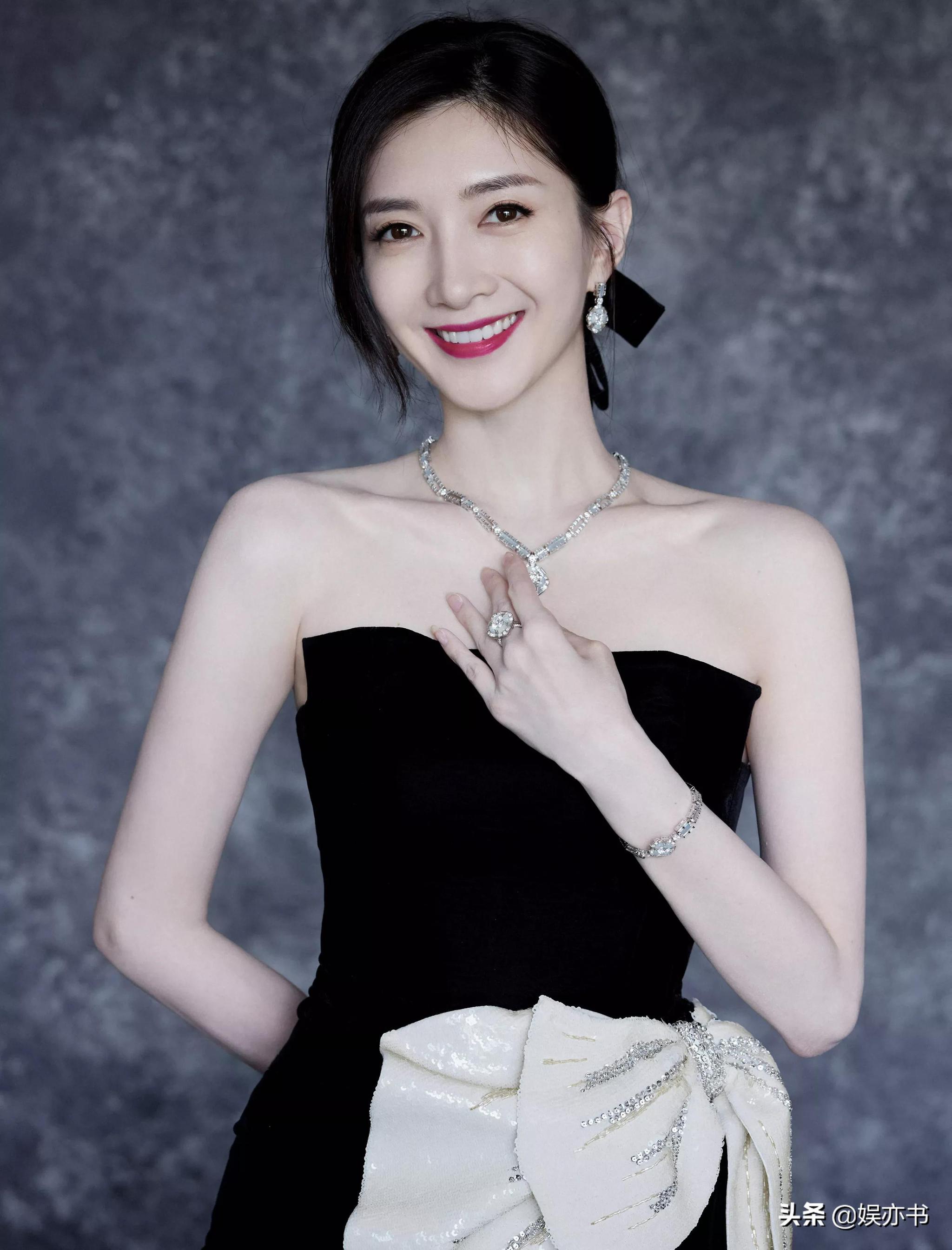 江疏影黑色腰间蝴蝶结高衩裙肤如凝脂精致妩媚白到发光挪不开眼