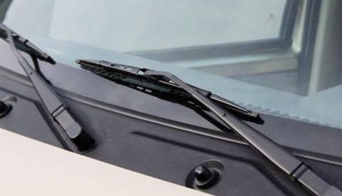 雨刮器越刮越模糊还有异响？老司机用上小纸片，让雨刮器恢复如初