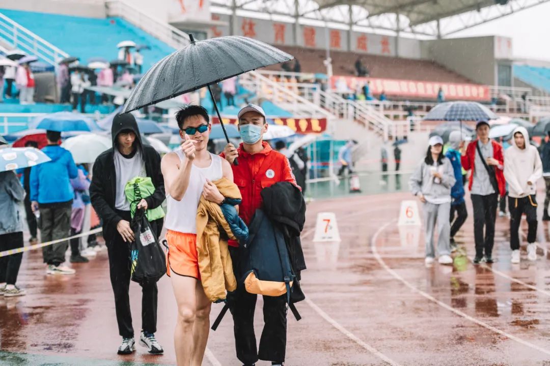 大雨倾盆 | NWU体育场上的你,“yyds”!