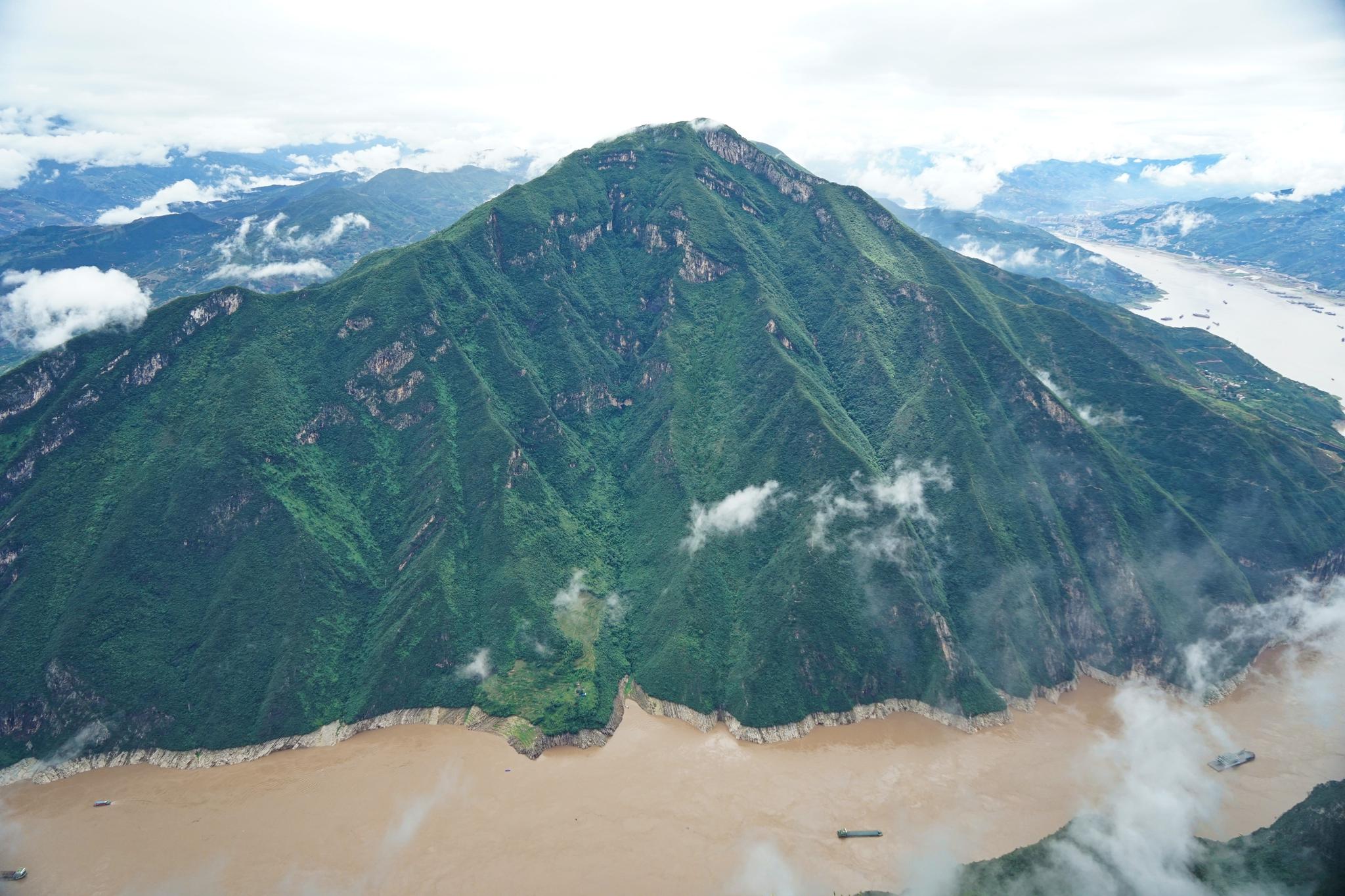 登上1388米三峡之巅从上帝视角俯瞰长江三峡江河云海如仙境