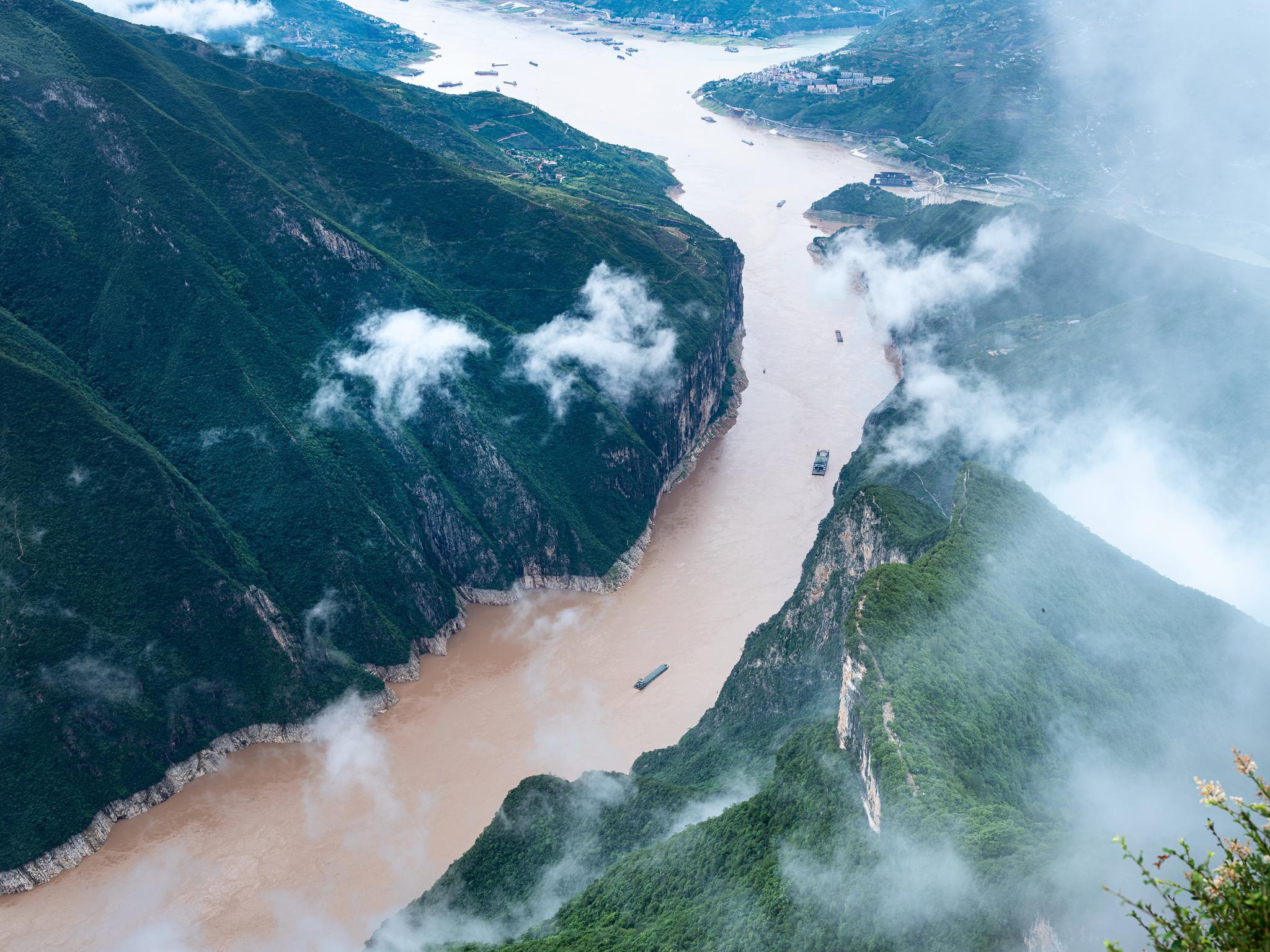 登上1388米三峡之巅，从上帝视角俯瞰长江三峡，江河云海如仙境|江河|瞿塘峡|三峡_新浪新闻