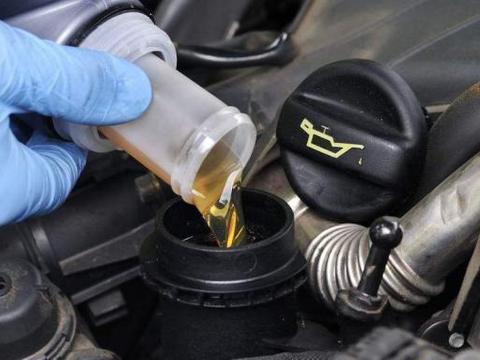 防冻液需多久换一次？修车工说出答案：总是拖着发动机容易报废