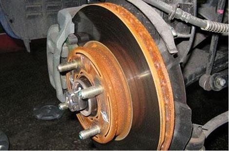 刹车盘生锈会怎样 紧急处理有方法