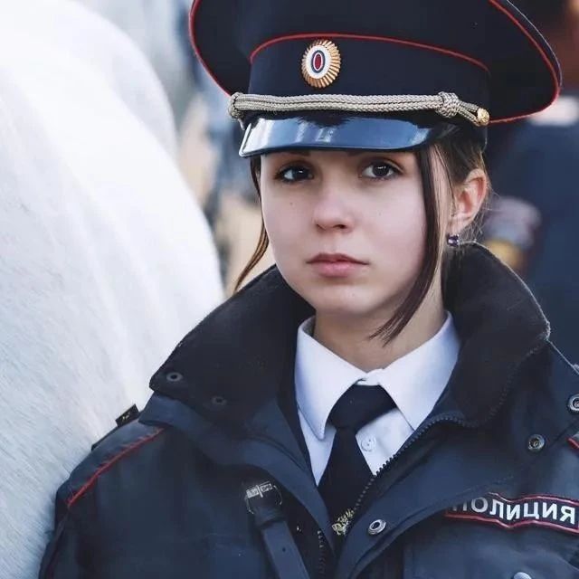 警匪喜剧片中一个外国金发女警坐着吃冰块，求电影名